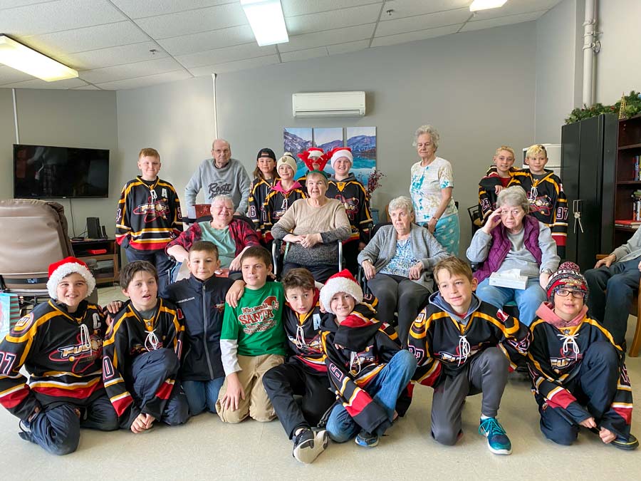 Local hockey players bring Christmas joy to Caressant Care residents post image