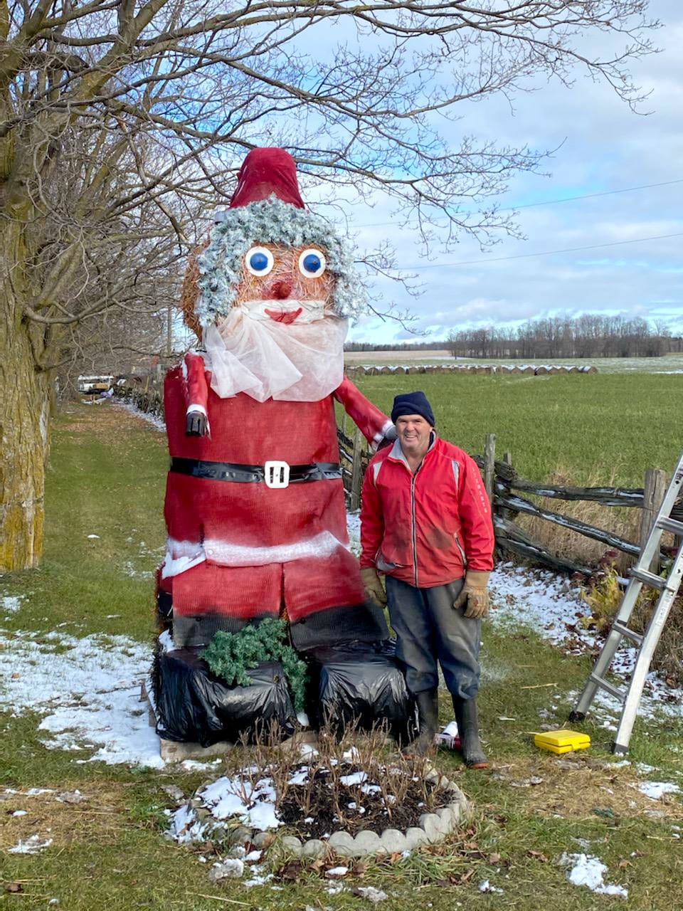 Lindsay farm adds Christmas bale display post image