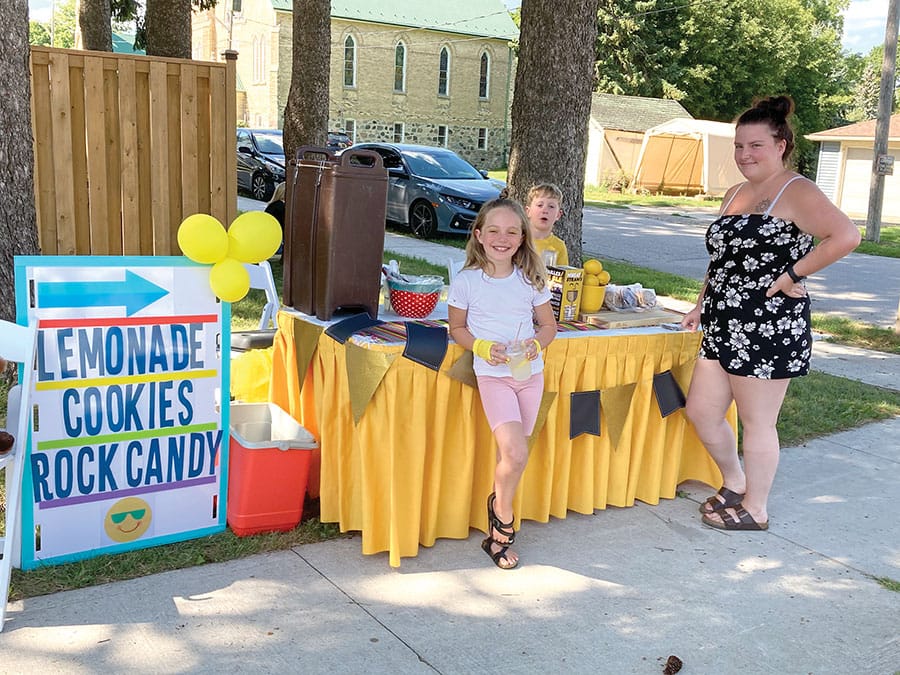 Young entrepreneurs host lemonade stand post image