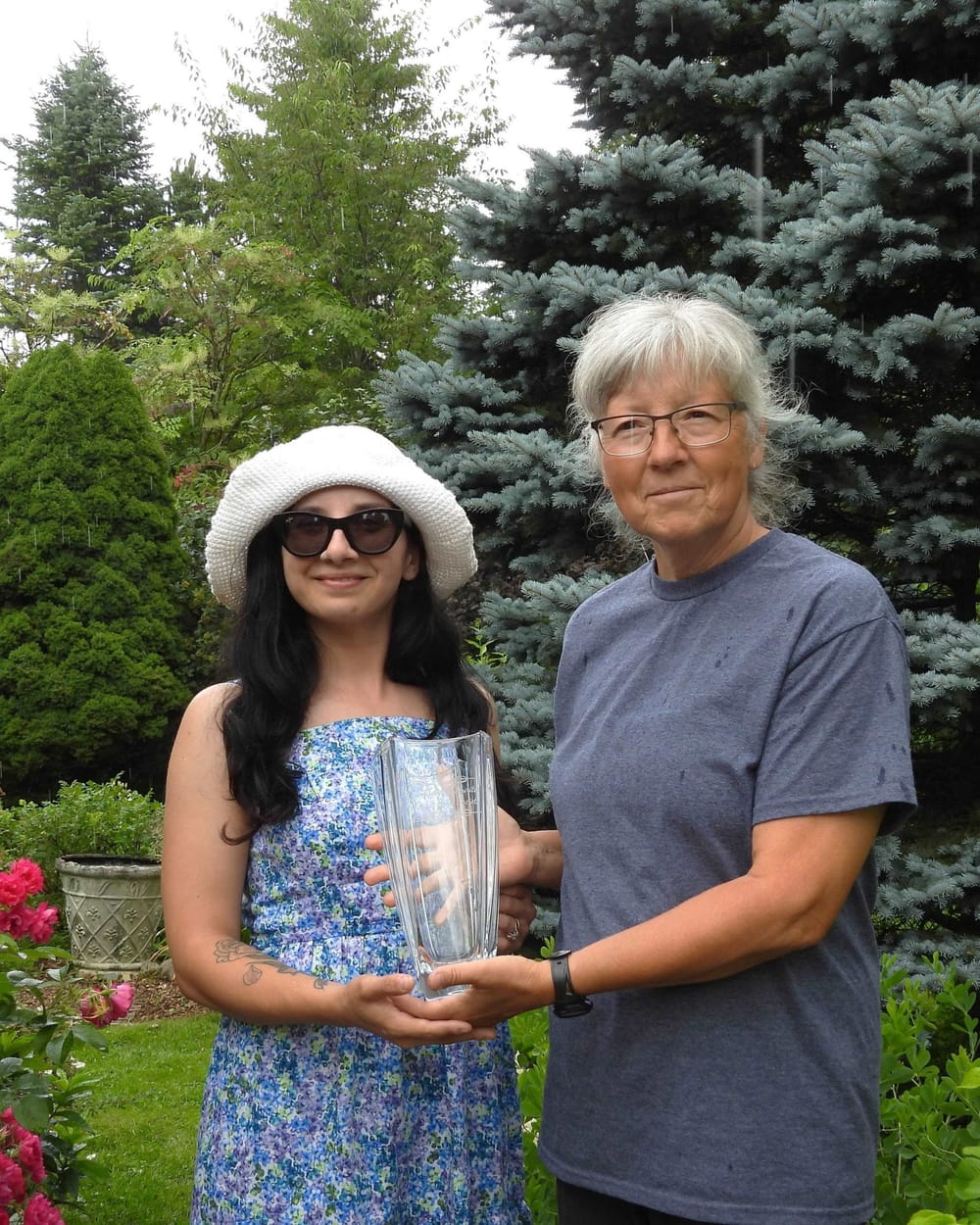 Garden tour winner awarded a crystal vase post image