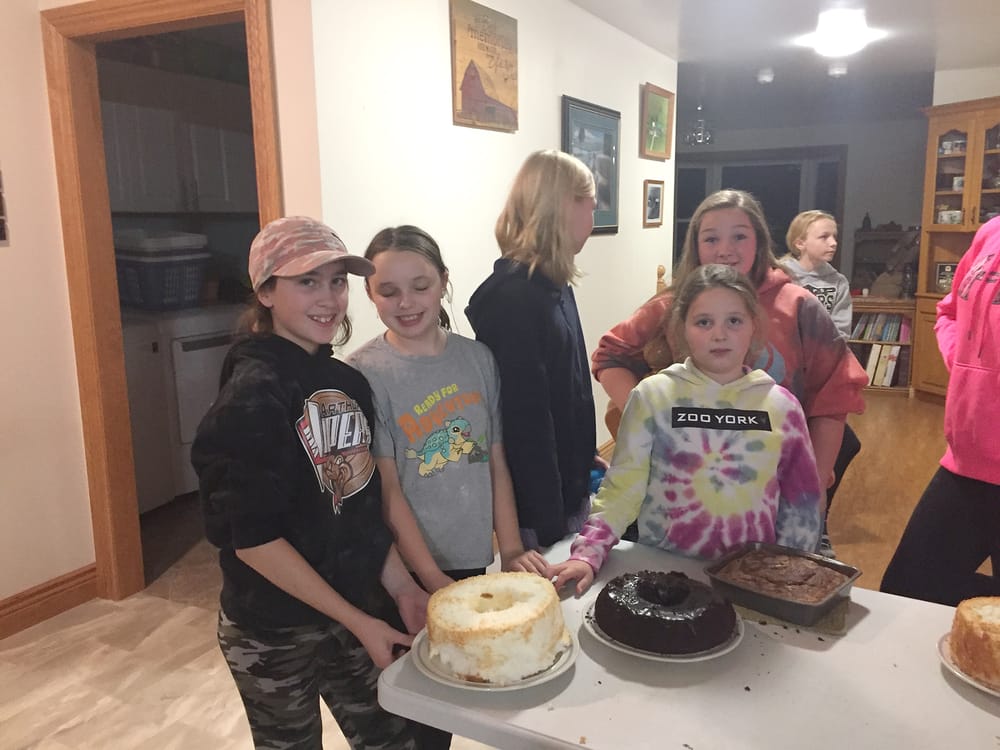 Mapleton baking club learns cake decorating post image