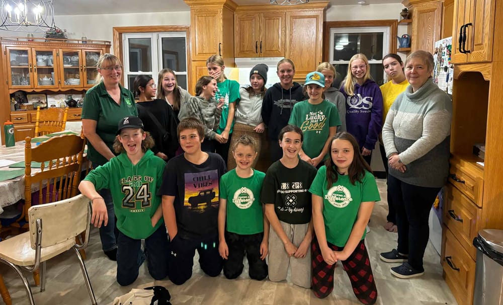 Mapleton 4-H Club participates in "show your 4-H colour" day post image