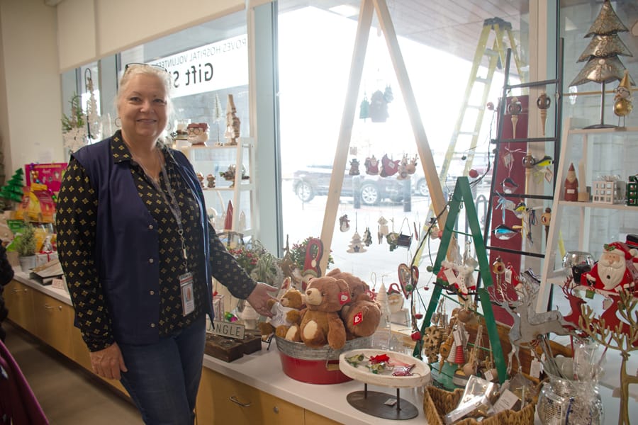 Groves volunteers hold annual Christmas market post image