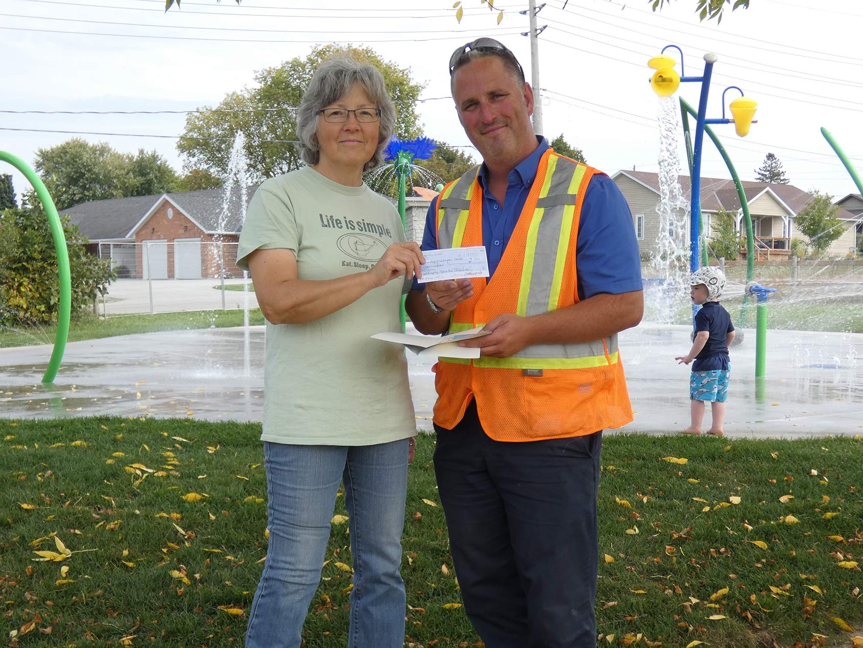 Mount Forest Horticultural Society makes splashpad donation
