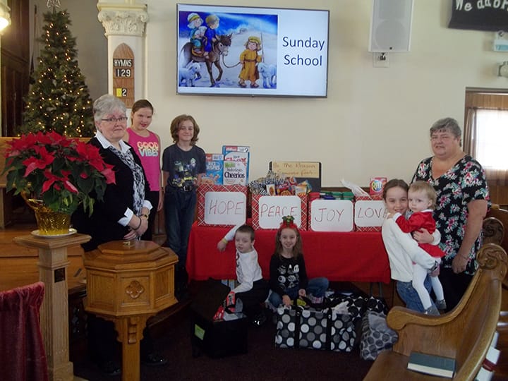 Sunday School makes donations to Arthur Food Bank