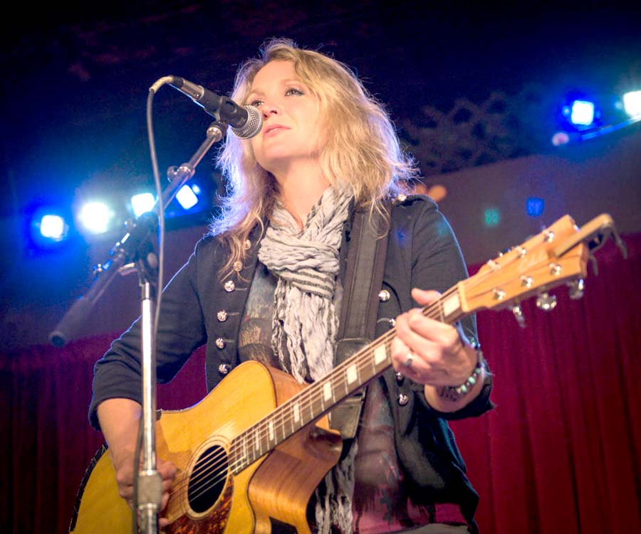 Sarah Smith to perform Basement Café concert