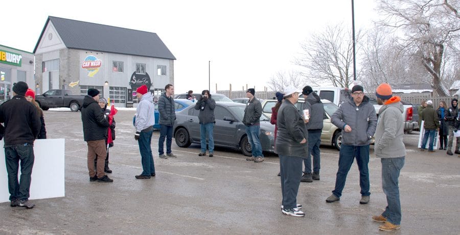 Protestors from Toronto stand with Arthur gym defying lockdown rules