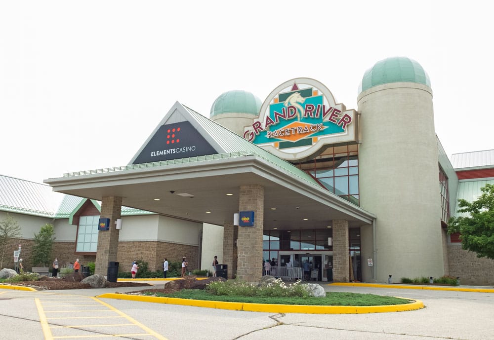 Slot machines singing once again over thunder of hooves at Elora casino, raceway