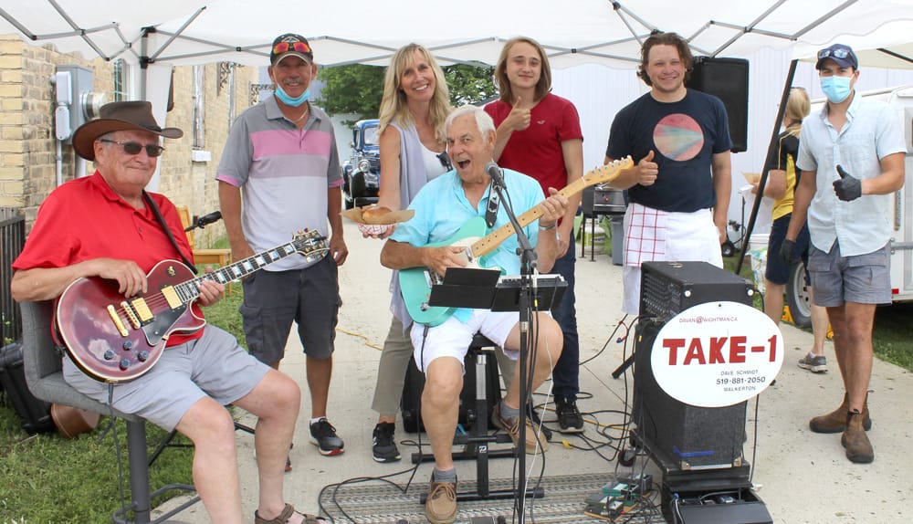 Red Express Market celebrates anniversary