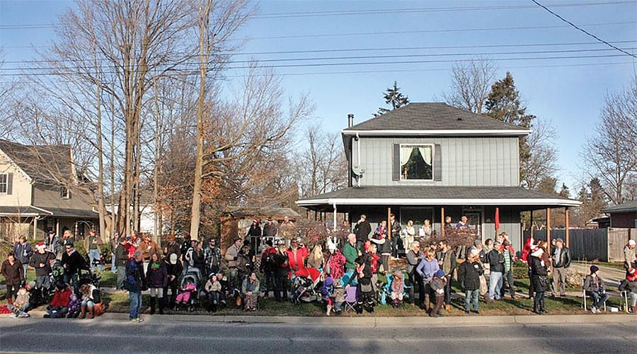 Longtime Erin resident bidding farewell after last Santa Claus parade collecting donations for food bank