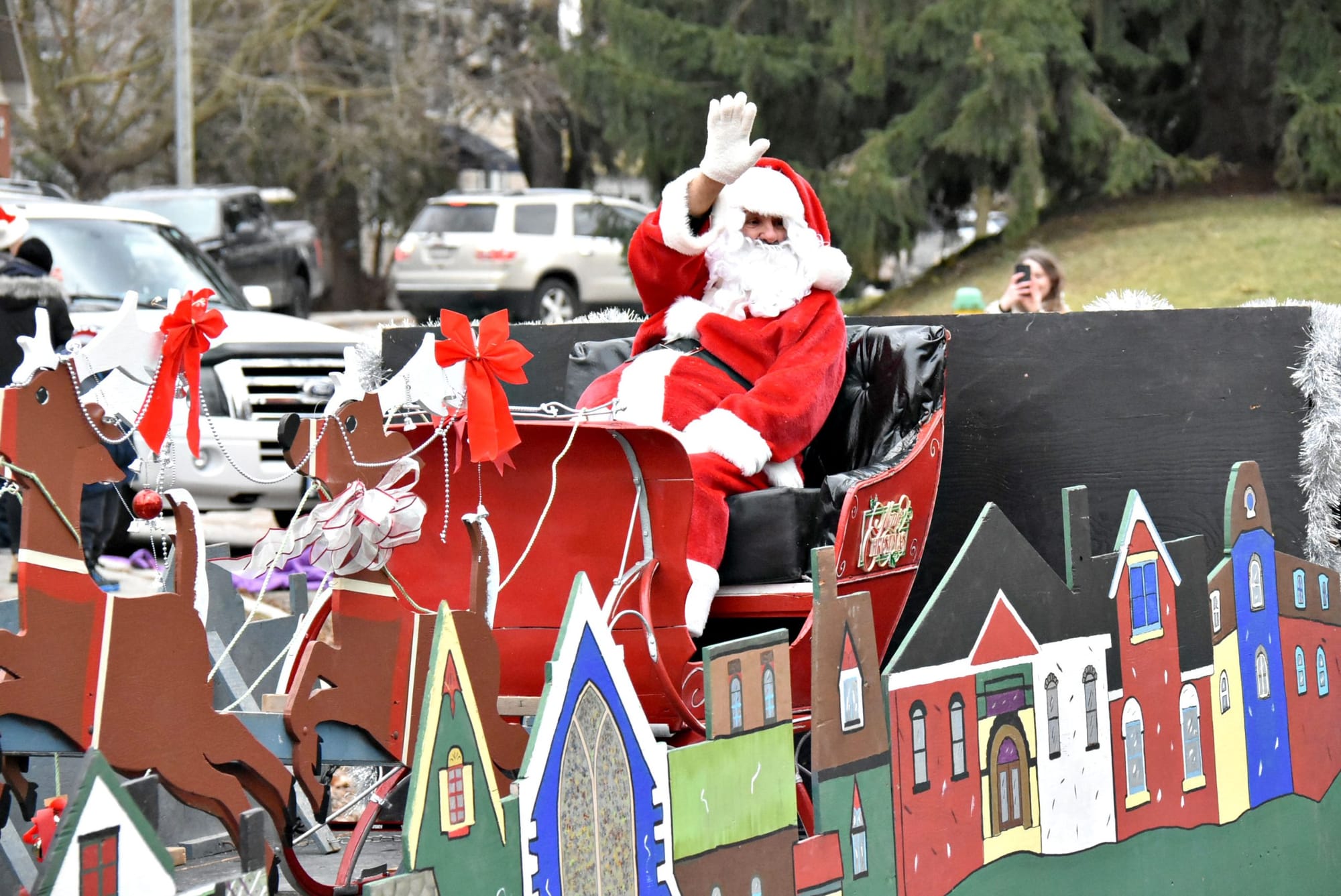 Santa Claus visits Fergus for traditional parade