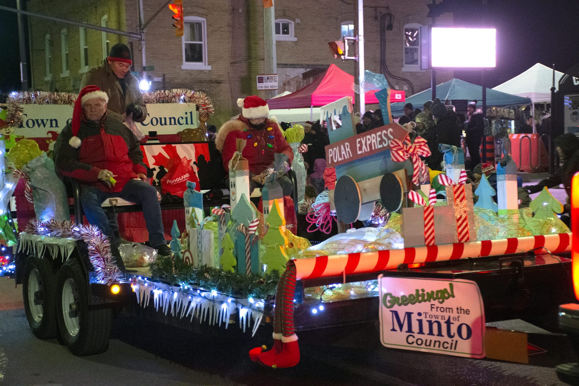 Minto Fire hosts Santa Claus Parade in downtown Clifford