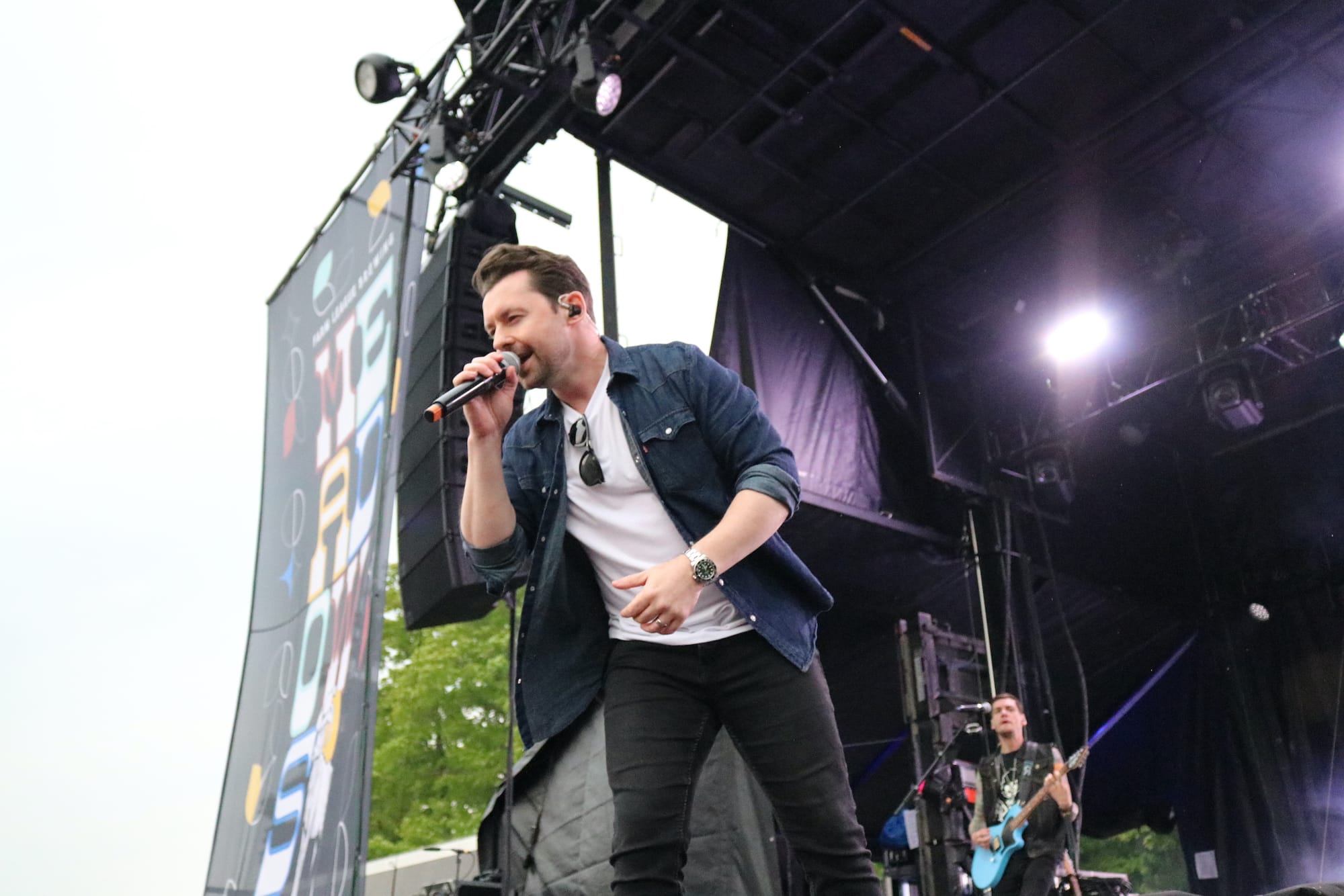 Thousands of country fans flood Meadows Music Festival