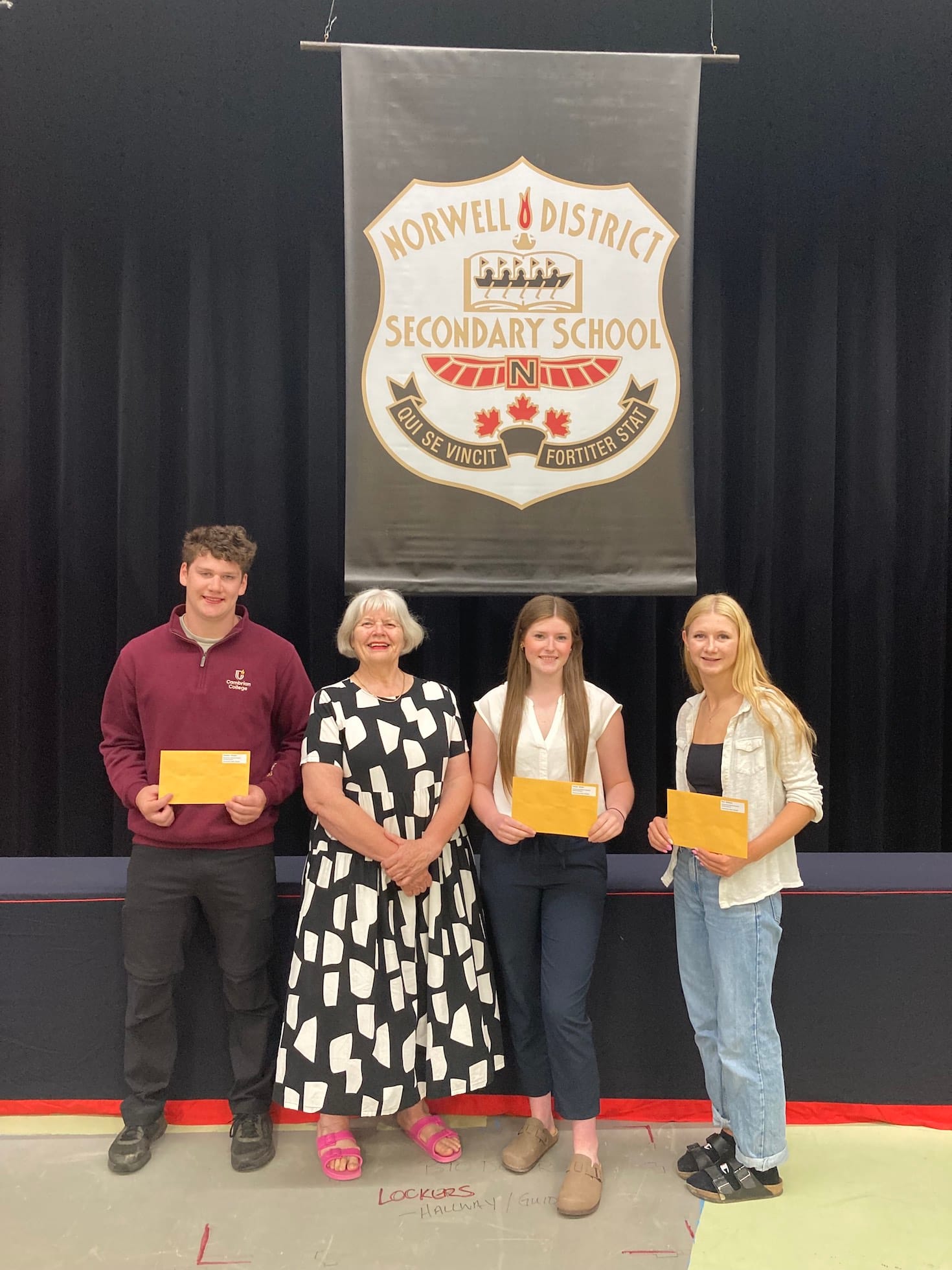 NDSS students receive auxiliary bursary
